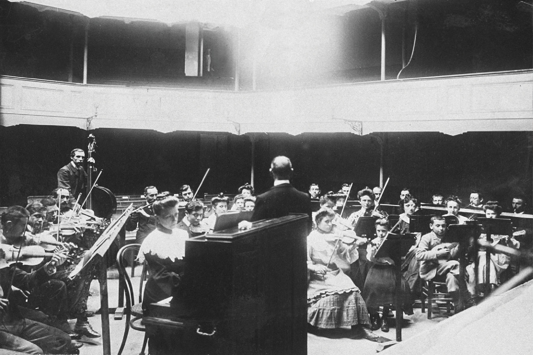 Répétition de l'orchestre au théâtre du Familistère