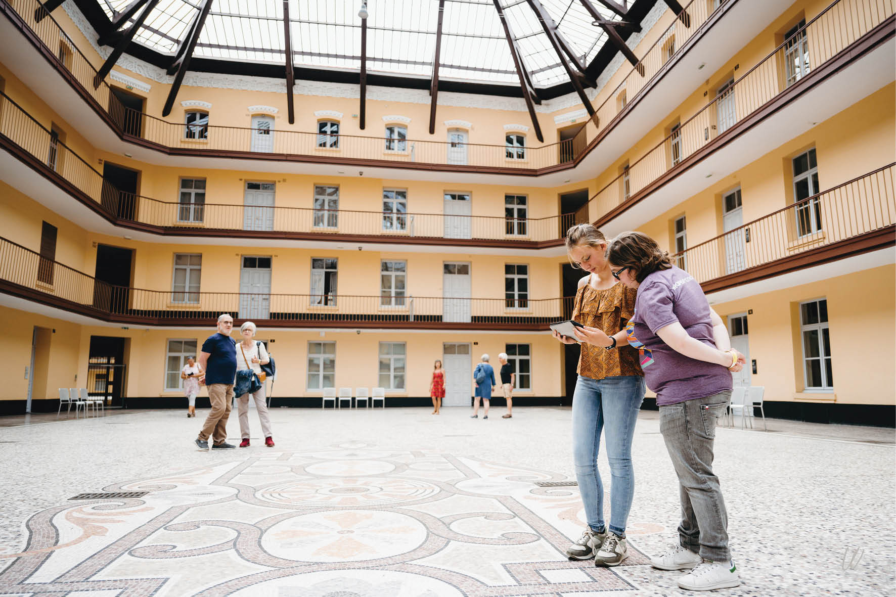 Des visiteurs découvrent le pavillon central de l'intérieur