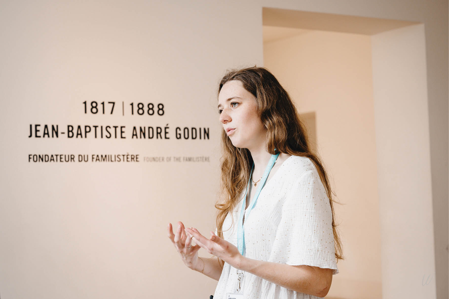 Guide du Familistère faisant une visite