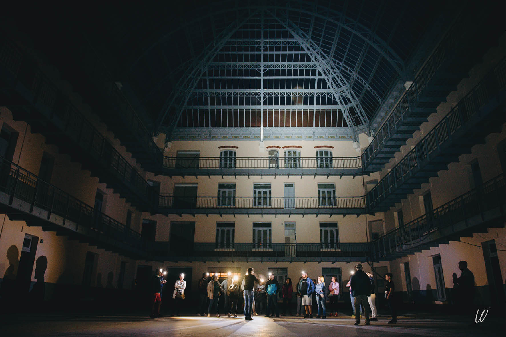 Visite nocturne dans la cour de l'aile gauche