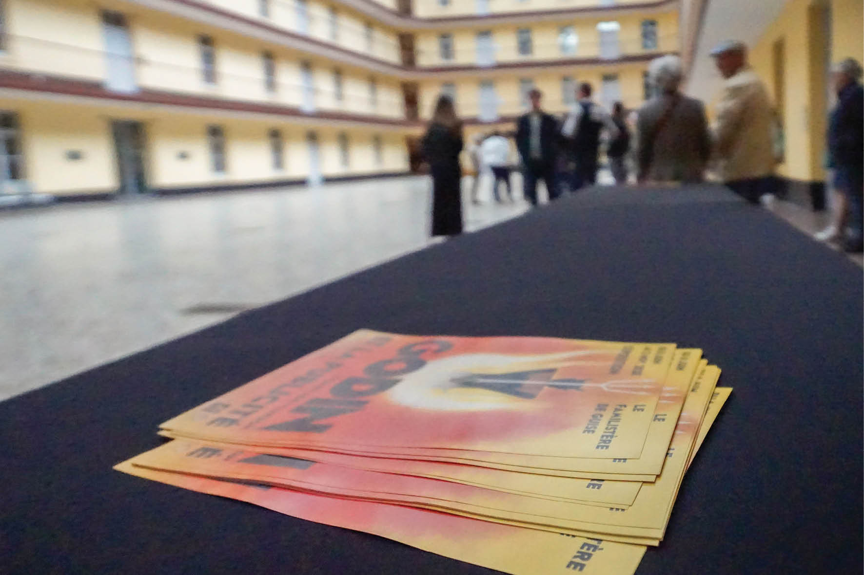 Table avec les affiches de l'exposition