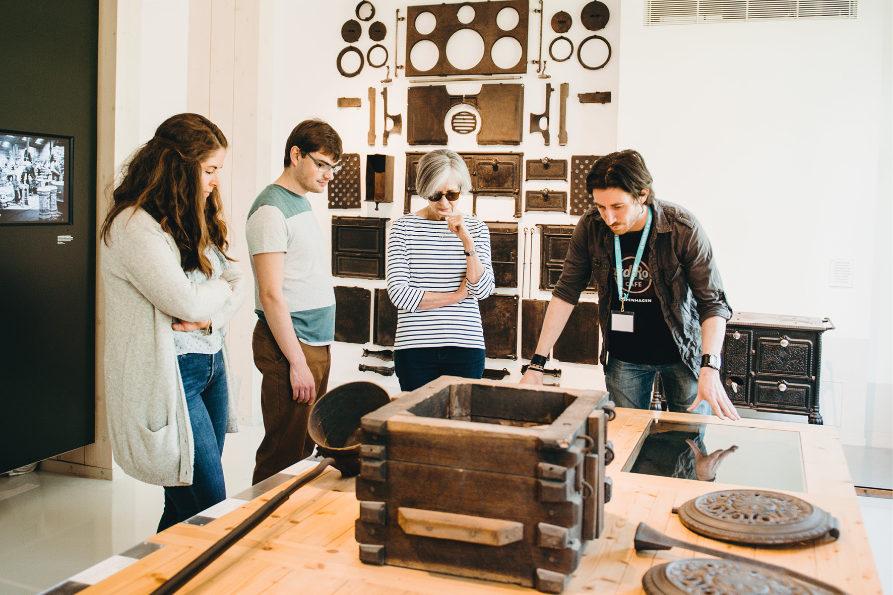 Visiteurs et guide dans la salle dédiée à la fonderie