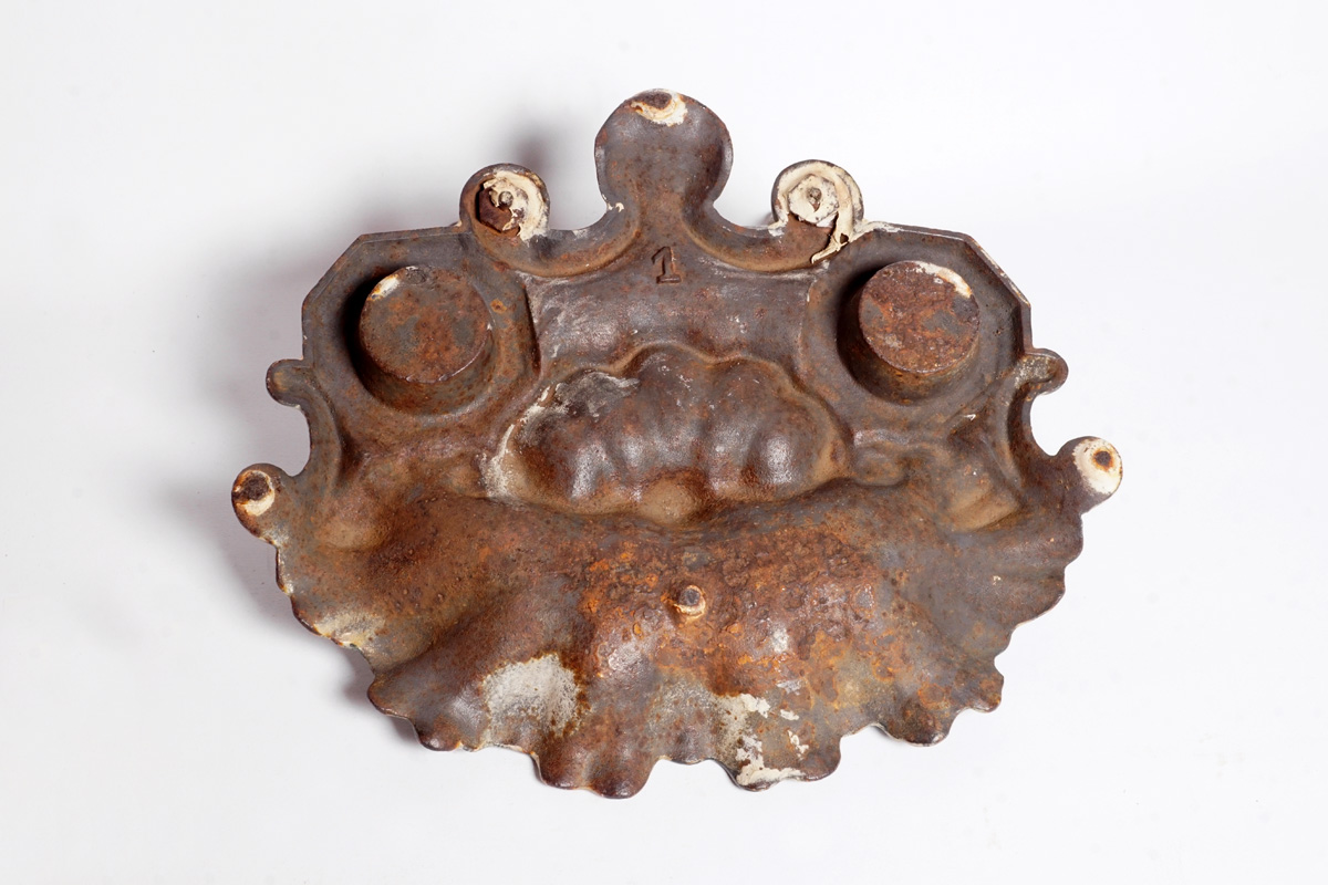 Vue du dessous de l'encrier n° 1