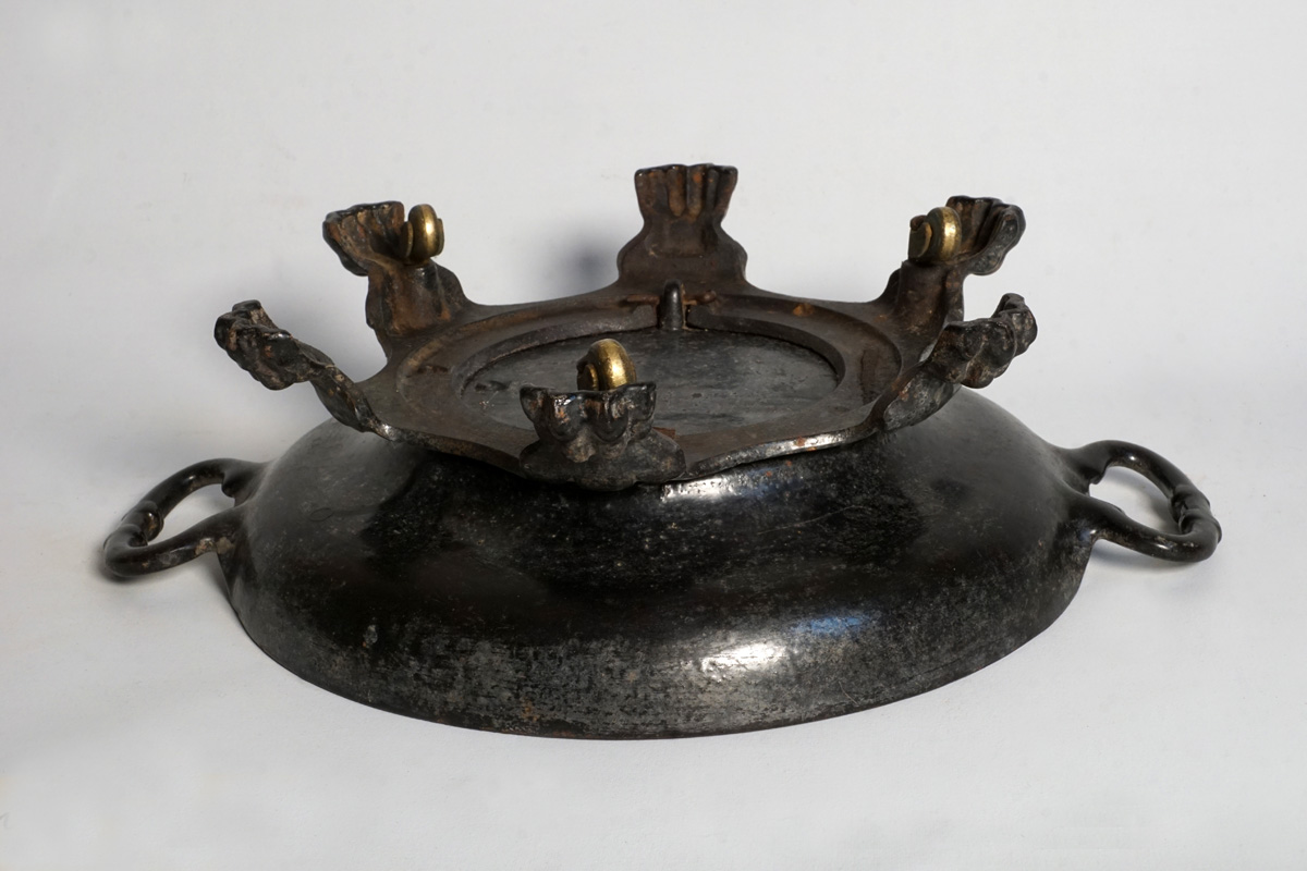 Vue du dessous du récipient du réchaud de table n° 2