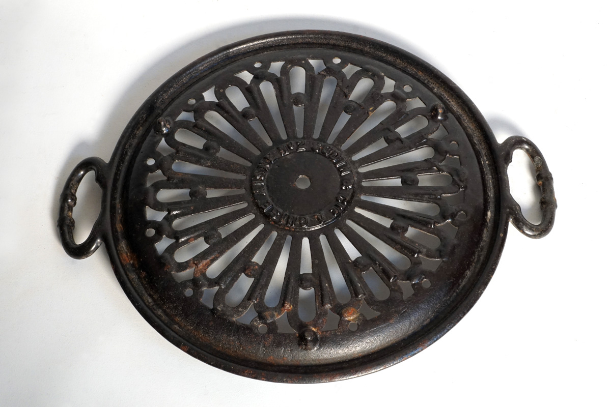 Vue du dessous de la grille du réchaud de table n° 2