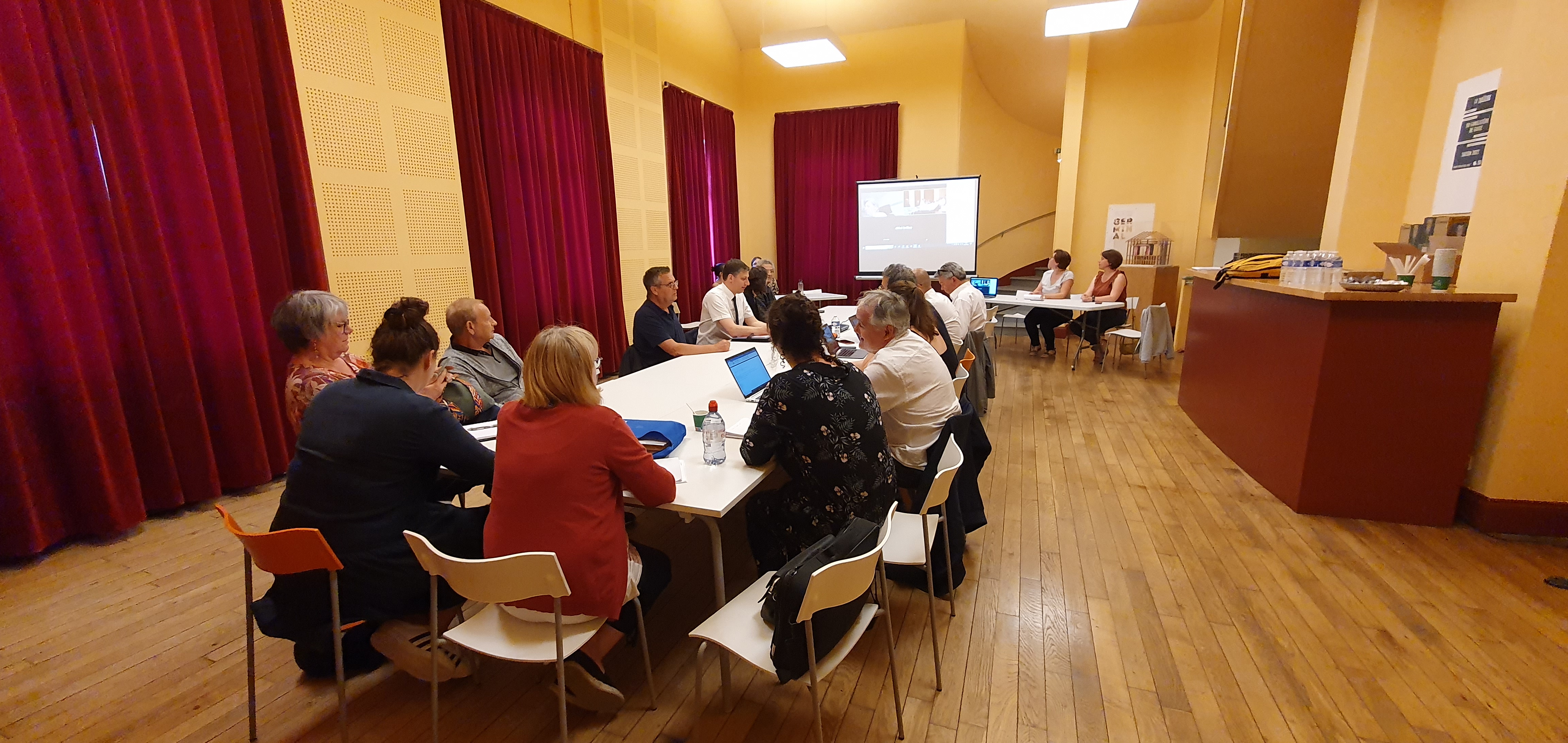 Le foyer du théâtre du Familistère, aménagé pour accueillir une réunion