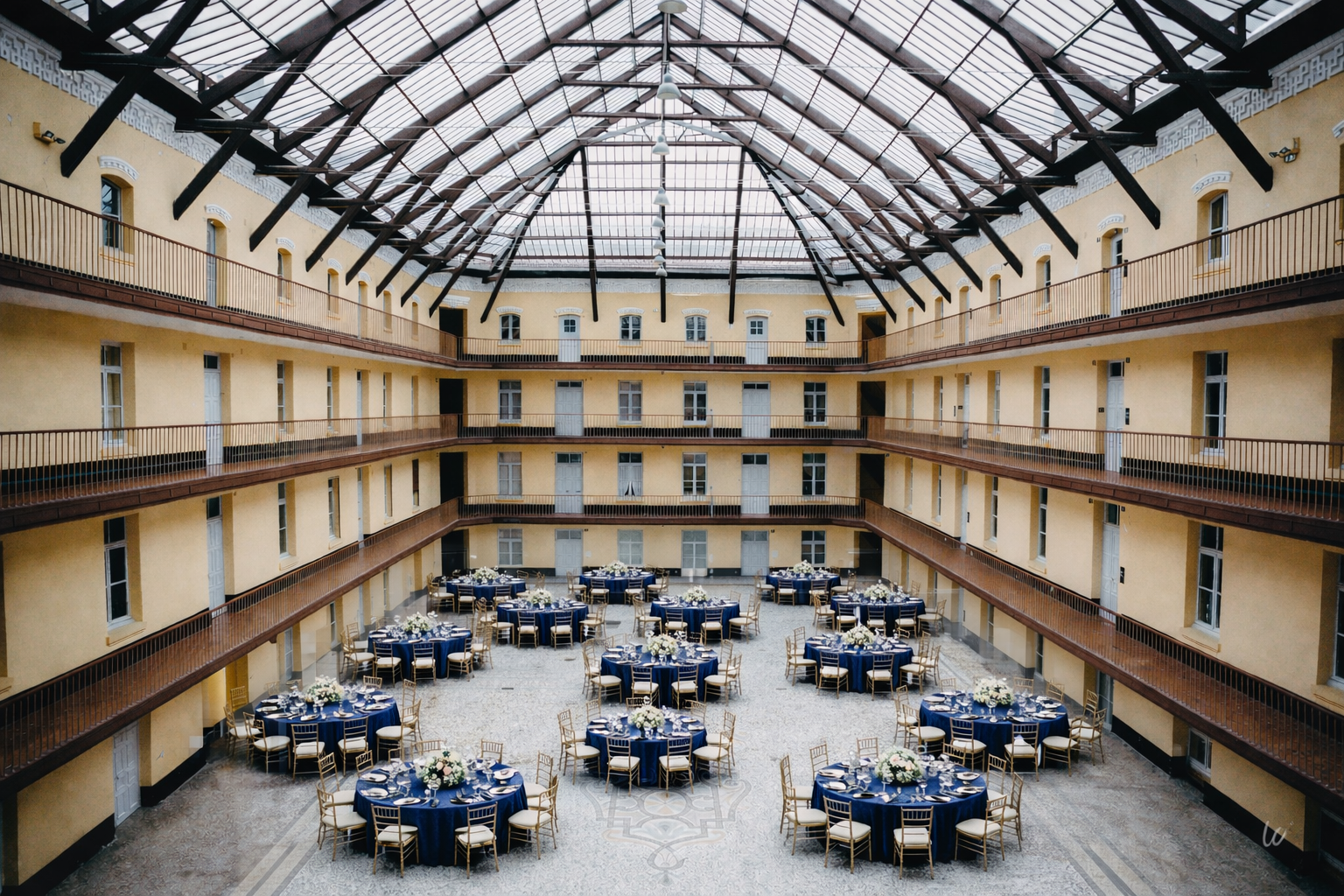 Repas à table_cour du pavillon central (IA)