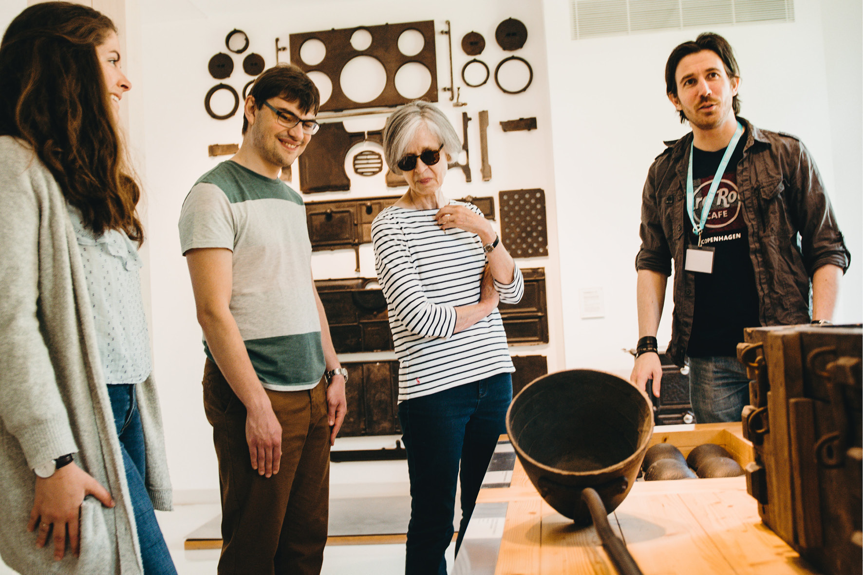 Visiteurs dans une salle d'exposition dédié à la fonderie