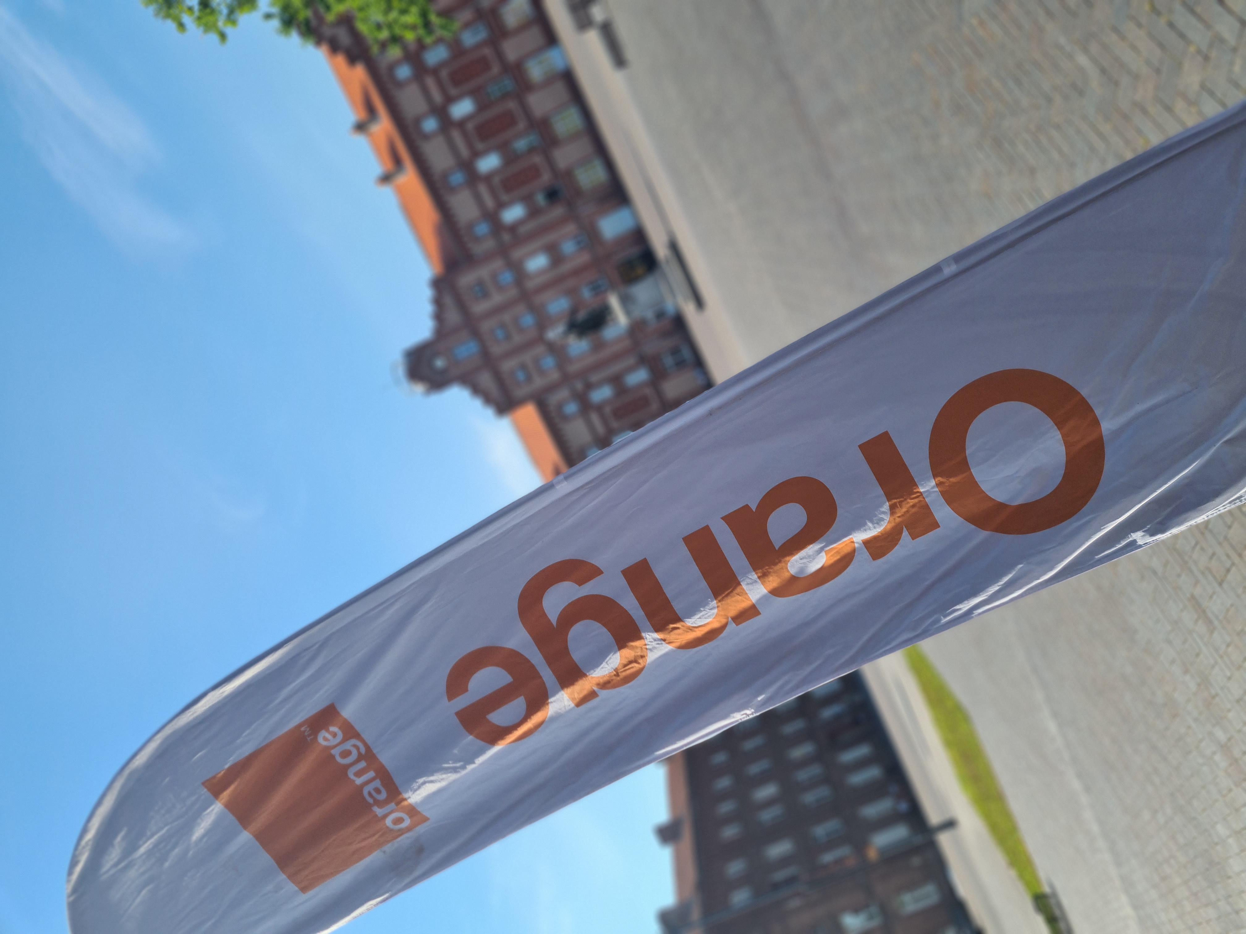 Flamme avec le logo de la société Orange devant le théâtre