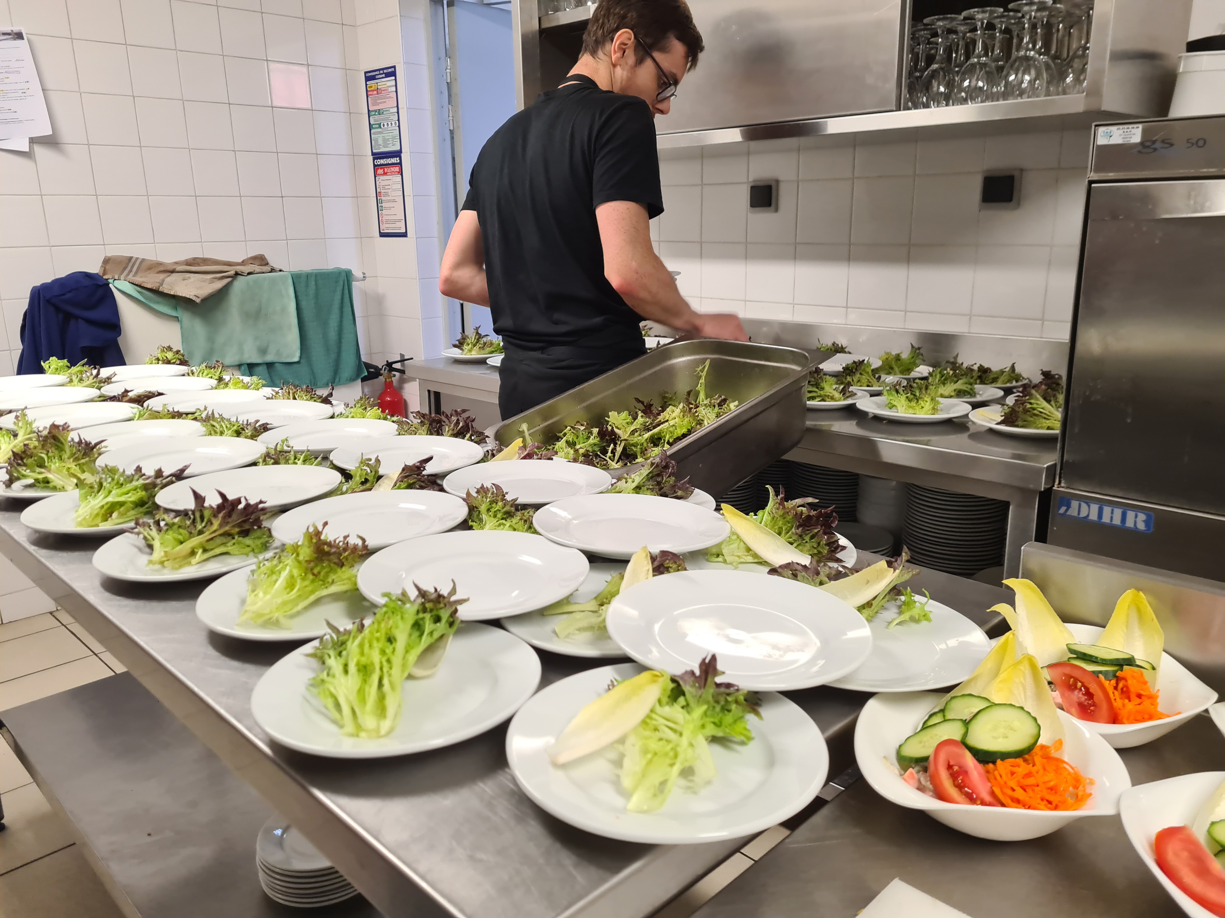 préparation des assiettes pour le déjeuner